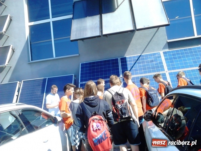 Zdjęcie w galerii na portalu naszraciborz.pl: Uczniowie Gimnazjum nr 5 w firmie Ensol  wiadomości z regionu