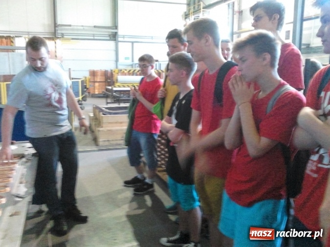 Zdjęcie w galerii na portalu naszraciborz.pl: Uczniowie Gimnazjum nr 5 w firmie Ensol  wiadomości z regionu