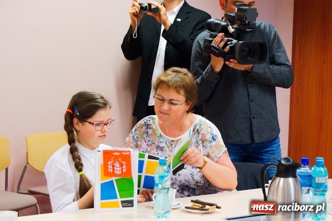 Zdjęcie w galerii na portalu naszraciborz.pl: W raciborskim Starostwie nagrodzono Mistrz&oacute;w Ortografii wiadomości z regionu