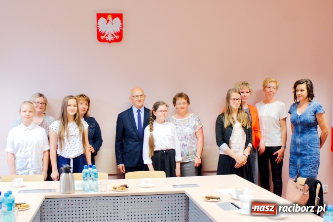 Zdjęcie w galerii na portalu naszraciborz.pl: W raciborskim Starostwie nagrodzono Mistrz&oacute;w Ortografii wiadomości z regionu