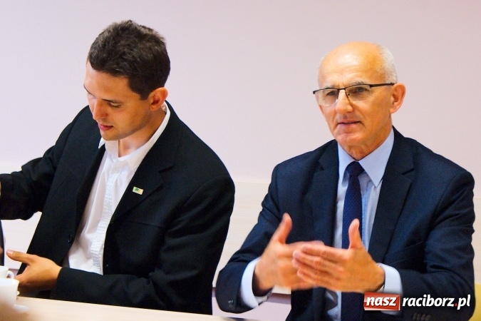 Zdjęcie w galerii na portalu naszraciborz.pl: W raciborskim Starostwie nagrodzono Mistrz&oacute;w Ortografii wiadomości z regionu