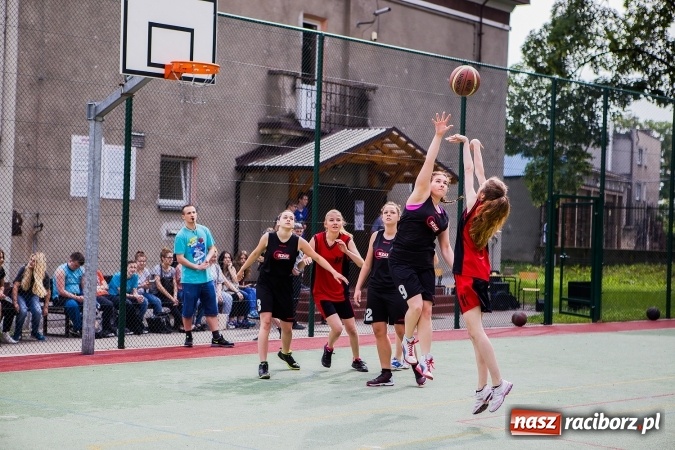 Zdjęcie w galerii na portalu naszraciborz.pl: IV edycja turnieju koszyk&oacute;wki ulicznej Streetball wiadomości z regionu