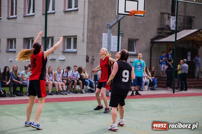Zdjęcie w galerii na portalu naszraciborz.pl: IV edycja turnieju koszyk&oacute;wki ulicznej Streetball wiadomości z regionu
