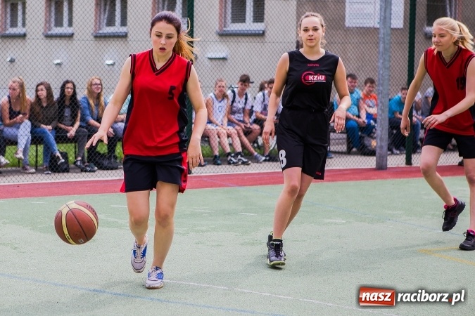 Zdjęcie w galerii na portalu naszraciborz.pl: IV edycja turnieju koszyk&oacute;wki ulicznej Streetball wiadomości z regionu