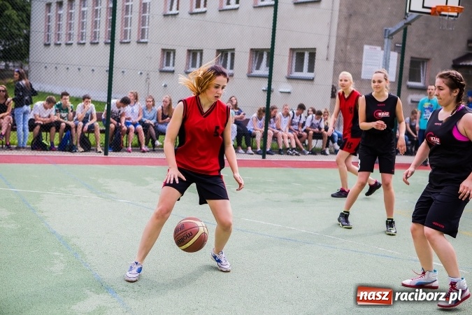 Zdjęcie w galerii na portalu naszraciborz.pl: IV edycja turnieju koszyk&oacute;wki ulicznej Streetball wiadomości z regionu