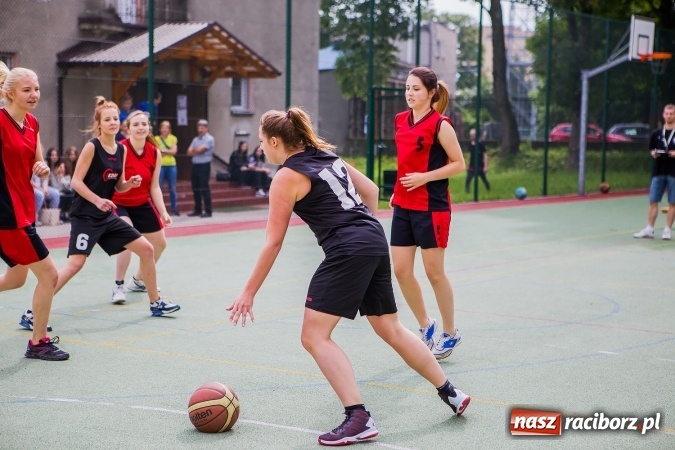 Zdjęcie w galerii na portalu naszraciborz.pl: IV edycja turnieju koszyk&oacute;wki ulicznej Streetball wiadomości z regionu
