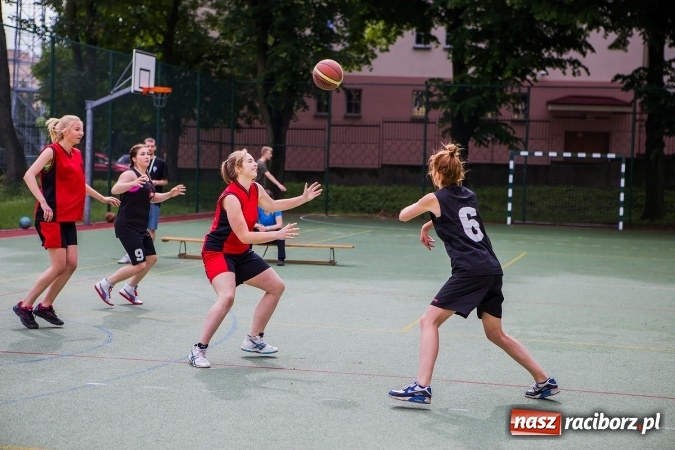 Zdjęcie w galerii na portalu naszraciborz.pl: IV edycja turnieju koszyk&oacute;wki ulicznej Streetball wiadomości z regionu