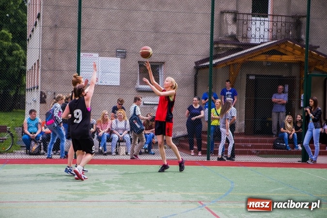 Zdjęcie w galerii na portalu naszraciborz.pl: IV edycja turnieju koszyk&oacute;wki ulicznej Streetball wiadomości z regionu