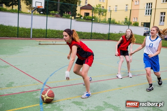 Zdjęcie w galerii na portalu naszraciborz.pl: IV edycja turnieju koszyk&oacute;wki ulicznej Streetball wiadomości z regionu
