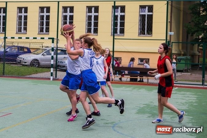 Zdjęcie w galerii na portalu naszraciborz.pl: IV edycja turnieju koszyk&oacute;wki ulicznej Streetball wiadomości z regionu