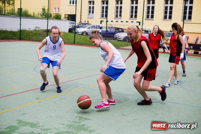 Zdjęcie w galerii na portalu naszraciborz.pl: IV edycja turnieju koszyk&oacute;wki ulicznej Streetball wiadomości z regionu
