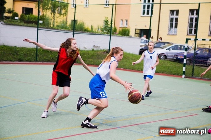 Zdjęcie w galerii na portalu naszraciborz.pl: IV edycja turnieju koszyk&oacute;wki ulicznej Streetball wiadomości z regionu