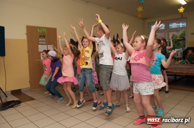Zdjęcie w galerii na portalu naszraciborz.pl: Rodzinny festyn z okazji Dnia Dziecka w Szkole Podstawowej nr 18 wiadomości z regionu
