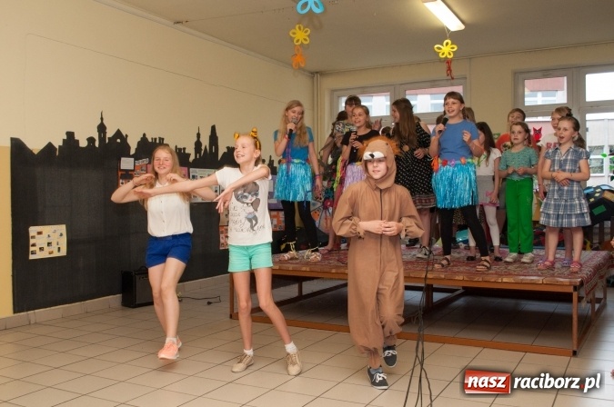 Zdjęcie w galerii na portalu naszraciborz.pl: Rodzinny festyn z okazji Dnia Dziecka w Szkole Podstawowej nr 18 wiadomości z regionu
