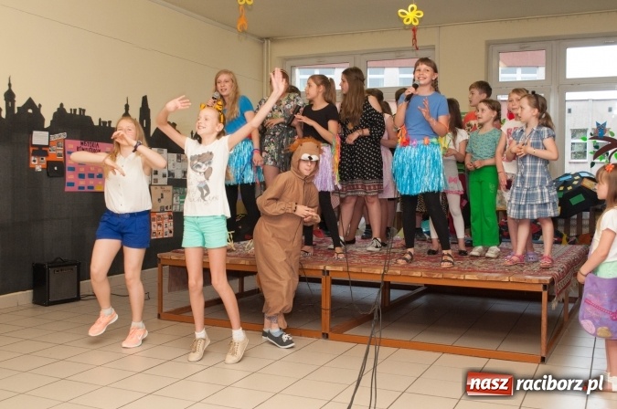 Zdjęcie w galerii na portalu naszraciborz.pl: Rodzinny festyn z okazji Dnia Dziecka w Szkole Podstawowej nr 18 wiadomości z regionu