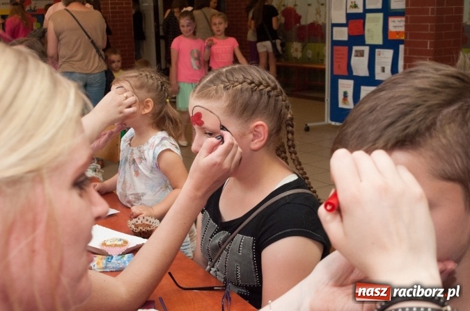 Zdjęcie w galerii na portalu naszraciborz.pl: Rodzinny festyn z okazji Dnia Dziecka w Szkole Podstawowej nr 18 wiadomości z regionu