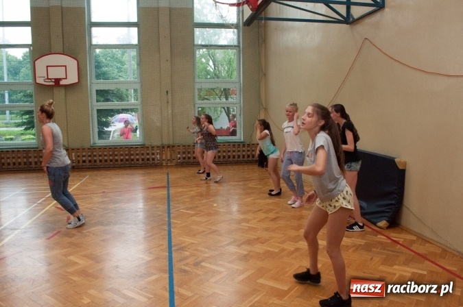 Zdjęcie w galerii na portalu naszraciborz.pl: Rodzinny festyn z okazji Dnia Dziecka w Szkole Podstawowej nr 18 wiadomości z regionu