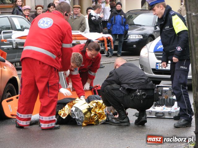 Zdjęcie w galerii na portalu naszraciborz.pl: Wypadek na Opawskiej. Potrącona piesza wiadomości z regionu