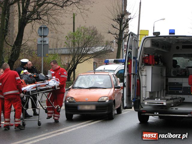 Zdjęcie w galerii na portalu naszraciborz.pl: Wypadek na Opawskiej. Potrącona piesza wiadomości z regionu