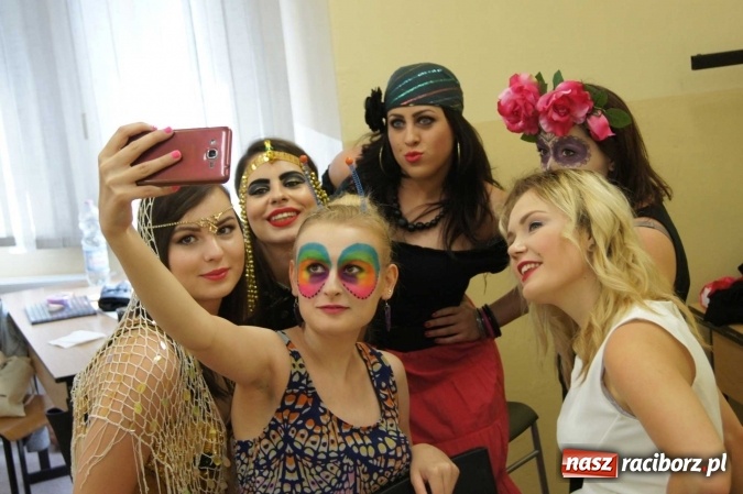 Zdjęcie w galerii na portalu naszraciborz.pl: W Medyku zdawano egzamin z wizażu  wiadomości z regionu