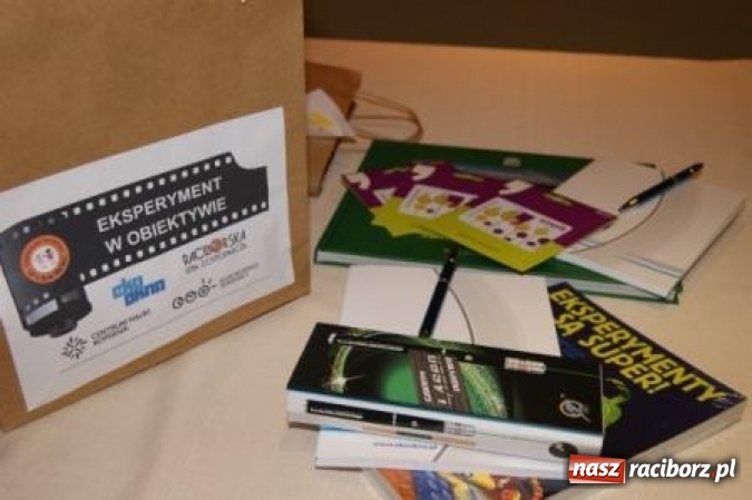 Zdjęcie w galerii na portalu naszraciborz.pl: Eksperyment w obiektywie w Szkole Podstawowej nr 1  wiadomości z regionu