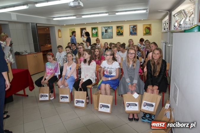 Zdjęcie w galerii na portalu naszraciborz.pl: Eksperyment w obiektywie w Szkole Podstawowej nr 1  wiadomości z regionu