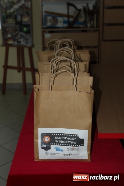 Zdjęcie w galerii na portalu naszraciborz.pl: Eksperyment w obiektywie w Szkole Podstawowej nr 1  wiadomości z regionu