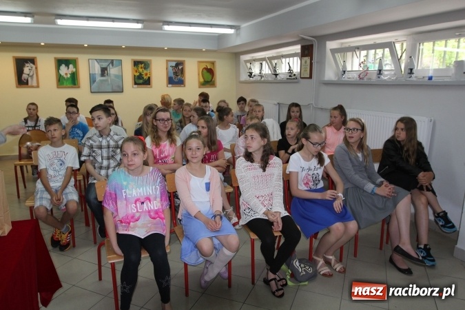 Zdjęcie w galerii na portalu naszraciborz.pl: Eksperyment w obiektywie w Szkole Podstawowej nr 1  wiadomości z regionu