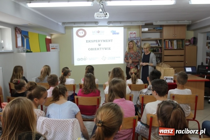 Zdjęcie w galerii na portalu naszraciborz.pl: Eksperyment w obiektywie w Szkole Podstawowej nr 1  wiadomości z regionu