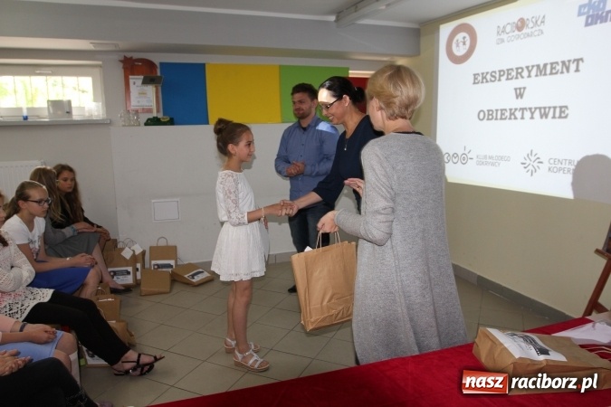 Zdjęcie w galerii na portalu naszraciborz.pl: Eksperyment w obiektywie w Szkole Podstawowej nr 1  wiadomości z regionu