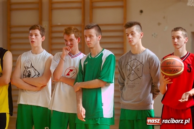 Zdjęcie w galerii na portalu naszraciborz.pl: W CKZiU nr 1 rywalizowali w rozgrywkach streetballa wiadomości z regionu