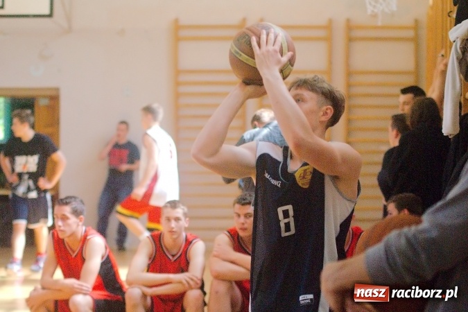 Zdjęcie w galerii na portalu naszraciborz.pl: W CKZiU nr 1 rywalizowali w rozgrywkach streetballa wiadomości z regionu