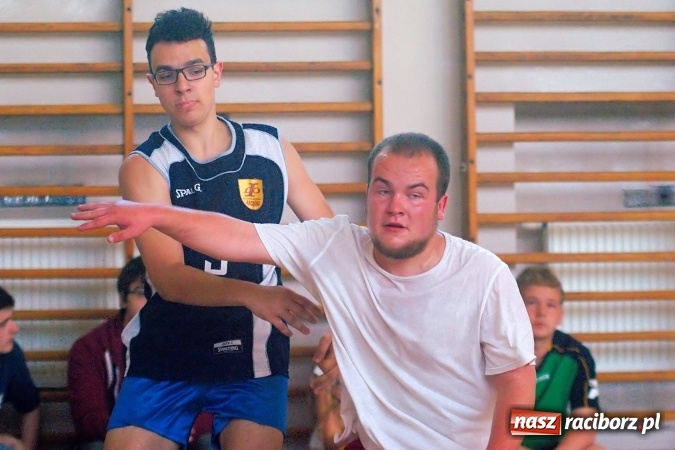 Zdjęcie w galerii na portalu naszraciborz.pl: W CKZiU nr 1 rywalizowali w rozgrywkach streetballa wiadomości z regionu
