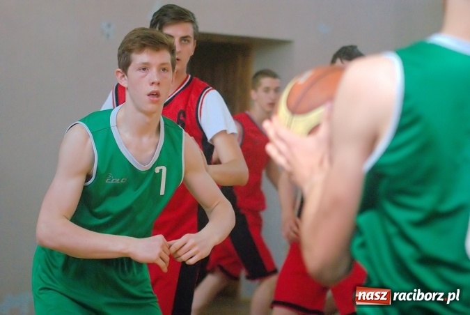 Zdjęcie w galerii na portalu naszraciborz.pl: W CKZiU nr 1 rywalizowali w rozgrywkach streetballa wiadomości z regionu