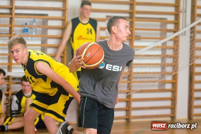 Zdjęcie w galerii na portalu naszraciborz.pl: W CKZiU nr 1 rywalizowali w rozgrywkach streetballa wiadomości z regionu