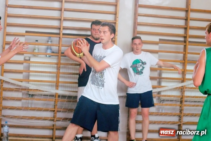 Zdjęcie w galerii na portalu naszraciborz.pl: W CKZiU nr 1 rywalizowali w rozgrywkach streetballa wiadomości z regionu