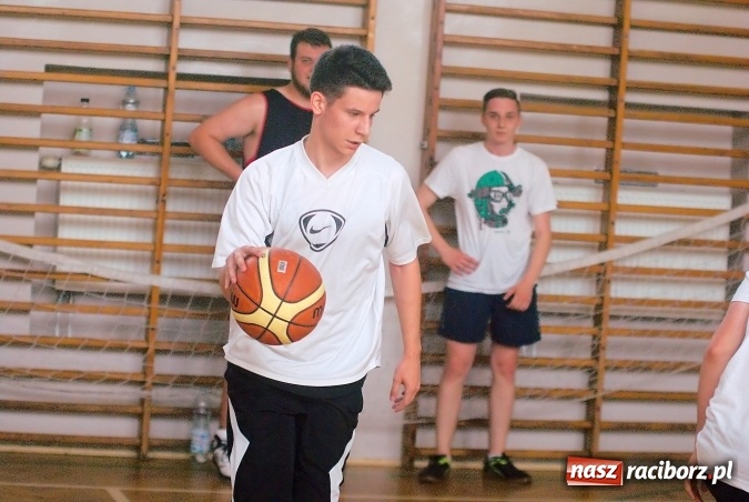 Zdjęcie w galerii na portalu naszraciborz.pl: W CKZiU nr 1 rywalizowali w rozgrywkach streetballa wiadomości z regionu