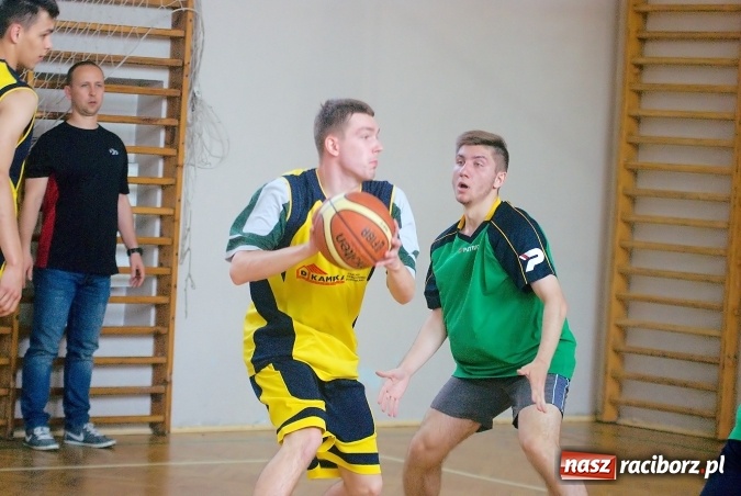 Zdjęcie w galerii na portalu naszraciborz.pl: W CKZiU nr 1 rywalizowali w rozgrywkach streetballa wiadomości z regionu