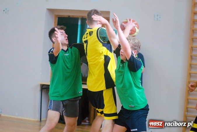 Zdjęcie w galerii na portalu naszraciborz.pl: W CKZiU nr 1 rywalizowali w rozgrywkach streetballa wiadomości z regionu