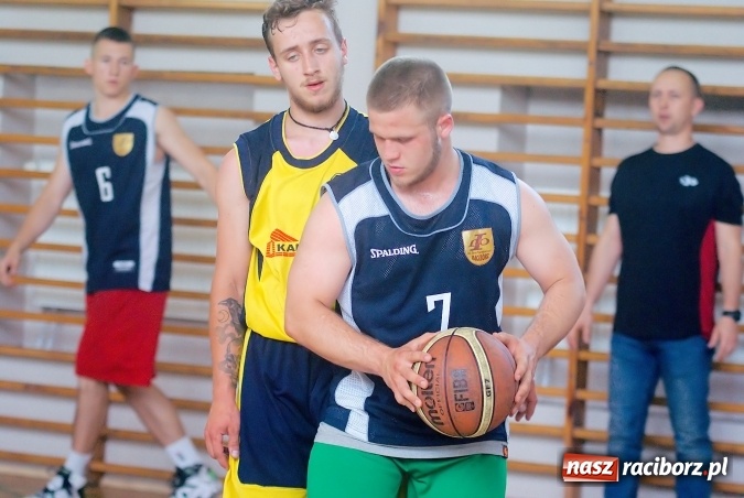 Zdjęcie w galerii na portalu naszraciborz.pl: W CKZiU nr 1 rywalizowali w rozgrywkach streetballa wiadomości z regionu