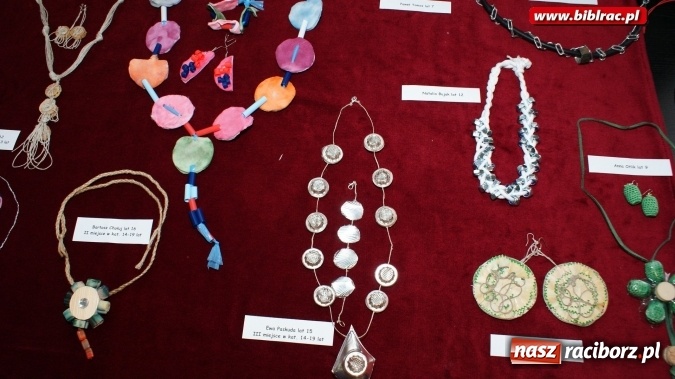 Zdjęcie w galerii na portalu naszraciborz.pl: Finał konkursu na ekobiżuterię w bibliotece  wiadomości z regionu
