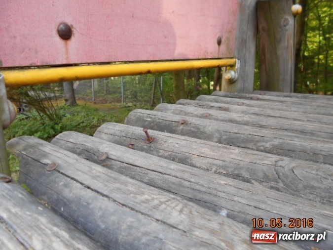 Zdjęcie w galerii na portalu naszraciborz.pl: Bezpieczne podw&oacute;rko - stan urządzeń do zabaw często tragiczny wiadomości z regionu