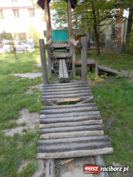Zdjęcie w galerii na portalu naszraciborz.pl: Bezpieczne podw&oacute;rko - stan urządzeń do zabaw często tragiczny wiadomości z regionu