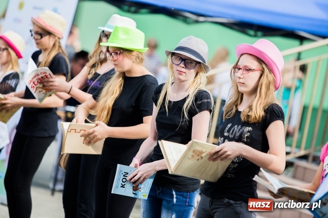 Zdjęcie w galerii na portalu naszraciborz.pl: Festyn rodzinny w Szkole Podstawowej nr 13 wiadomości z regionu
