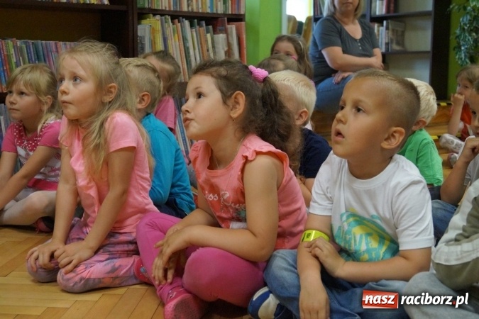 Zdjęcie w galerii na portalu naszraciborz.pl: Lokomotywa brawurowo w bibliotece w Nędzy. Dziecku warto czytać!  wiadomości z regionu