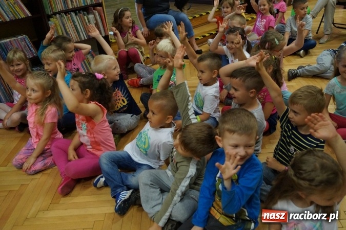Zdjęcie w galerii na portalu naszraciborz.pl: Lokomotywa brawurowo w bibliotece w Nędzy. Dziecku warto czytać!  wiadomości z regionu