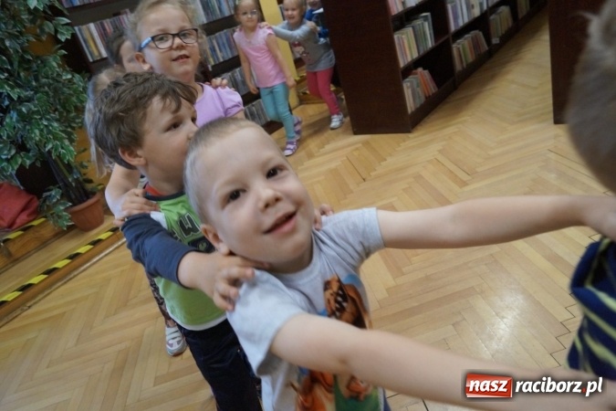 Zdjęcie w galerii na portalu naszraciborz.pl: Lokomotywa brawurowo w bibliotece w Nędzy. Dziecku warto czytać!  wiadomości z regionu