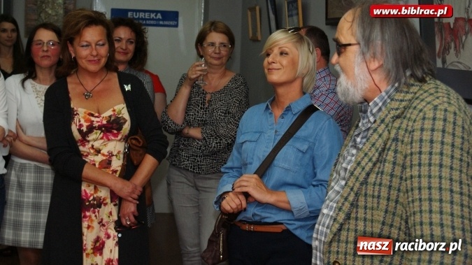 Zdjęcie w galerii na portalu naszraciborz.pl: Wernisaż wystawy prac Henryka M. Korbańskiego w bibliotece  wiadomości z regionu