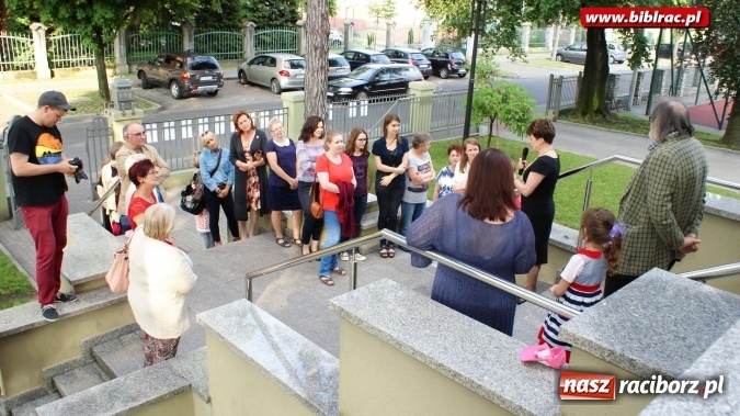 Zdjęcie w galerii na portalu naszraciborz.pl: Wernisaż wystawy prac Henryka M. Korbańskiego w bibliotece  wiadomości z regionu