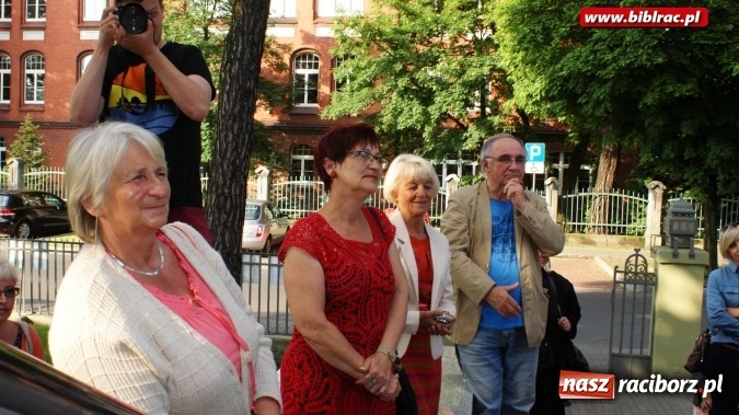 Zdjęcie w galerii na portalu naszraciborz.pl: Wernisaż wystawy prac Henryka M. Korbańskiego w bibliotece  wiadomości z regionu
